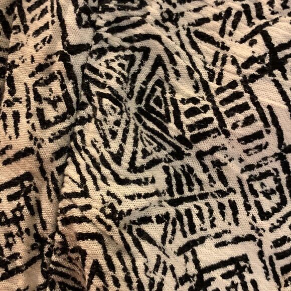 Sadie and Sage extra small geometric design shorts with ruffle hem - Picture 7 of 10